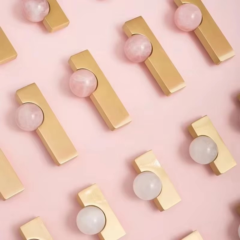 Furniture Hardware Drop Pulls - 白いクリスタルボールと真鍮製の家具用取っ手。キッチンキャビネット、食器棚、引き出し、ワードローブの取っ手として使用可能。ドロップシッピングも承ります。