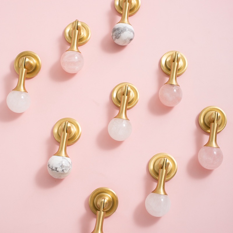 Furniture Hardware Drop Pulls - ホワイトクリスタルボール+真鍮製家具ハンドル食器棚引き出しプルキッチンキャビネットノブワードローブハードウェアドロップシッピング利用可能
